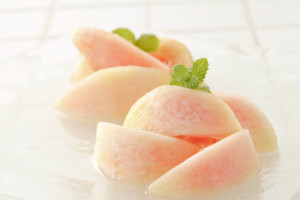 犬は桃を食べてもいい 桃を与えるときの注意点について みんなのペットライフ